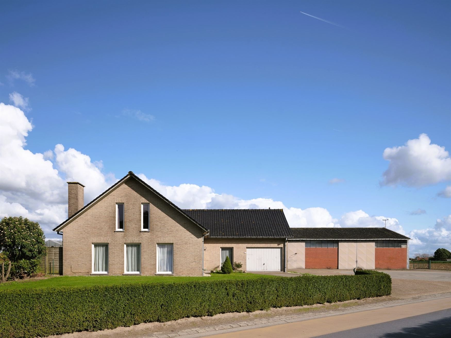 Hoofdfoto van de publicatie: Villa met magazijn en serre vlakbij Drongen
