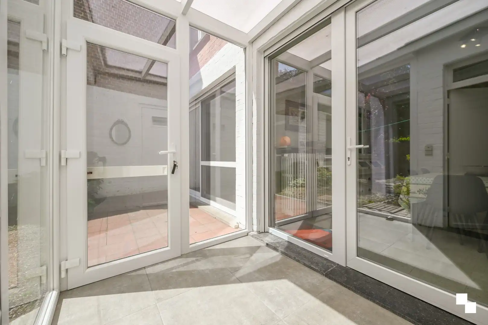 Ruime gezinswoning met vier slaapkamers, garages en extra naastliggend perceel foto 10