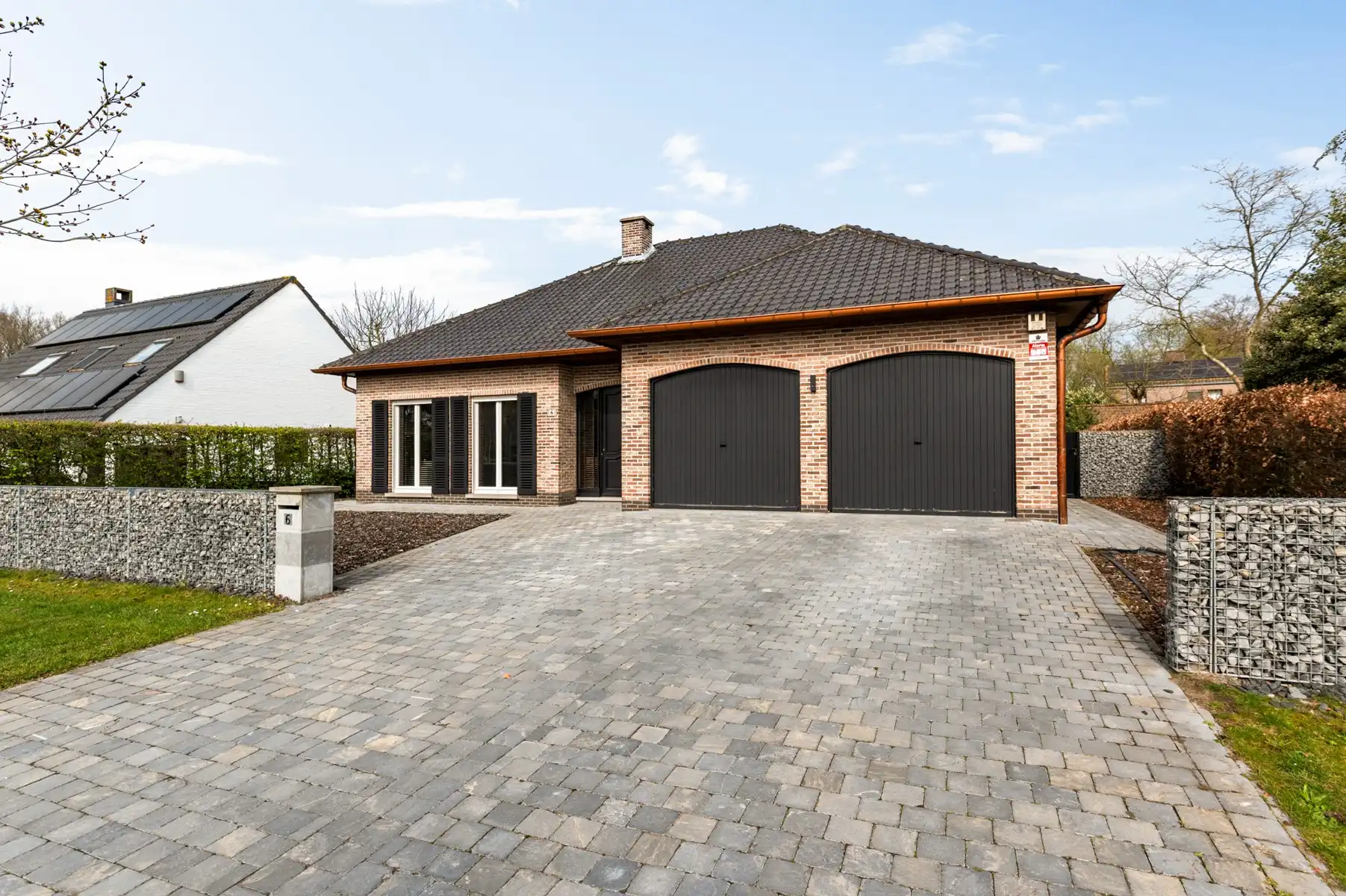 Uitstekend gelegen woning met dubbele garage foto 2