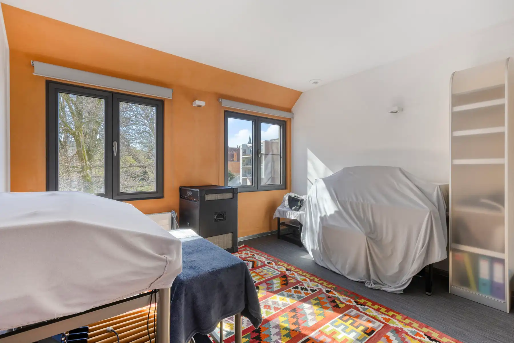 Gerenoveerde (2010) burgerwoning met dubbele garage foto 14