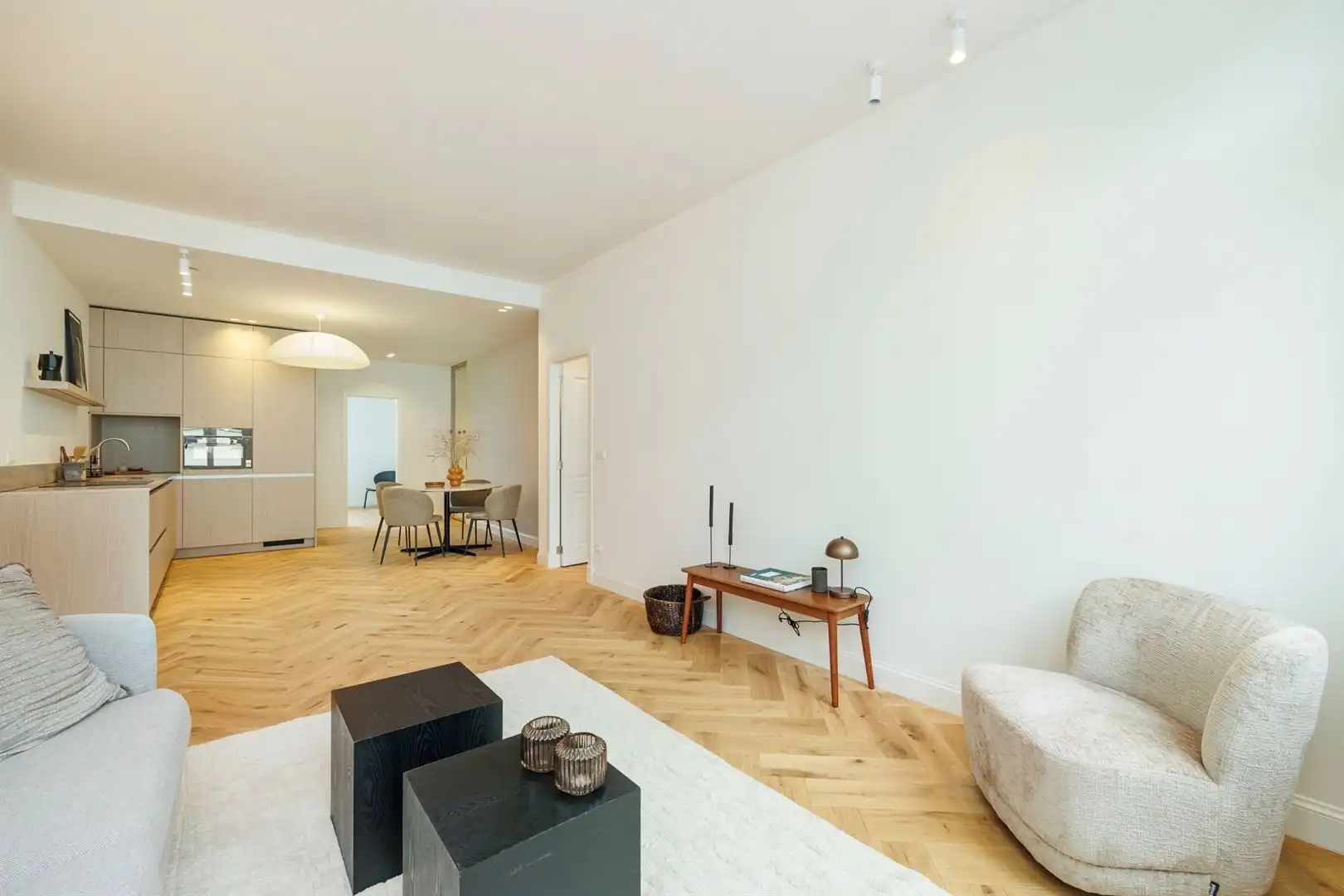 Renovatieproject in stijlvolle Kloosterstraat foto {{pictureIndex}}