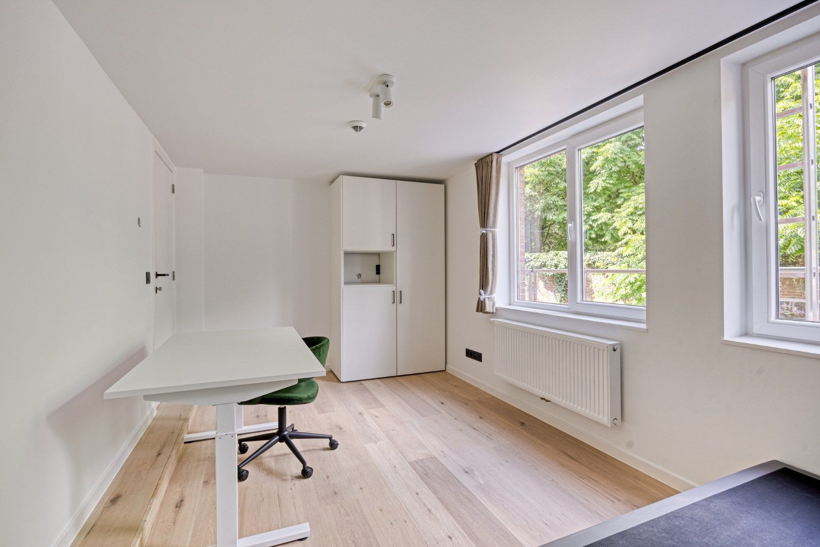 Volledig gerenoveerde studentenkamer in residentie met 29 studentenkamers met eigen sanitair en terras in hartje Leuven - EPC label A! foto {{pictureIndex}}