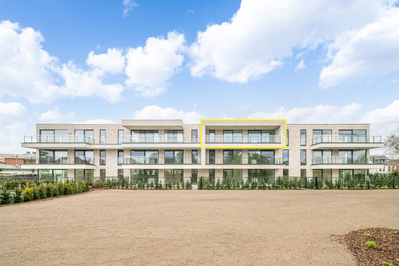 Mooi nieuwbouw appartement op de tweede verdieping met terras in Zonhoven-centrum foto {{pictureIndex}}