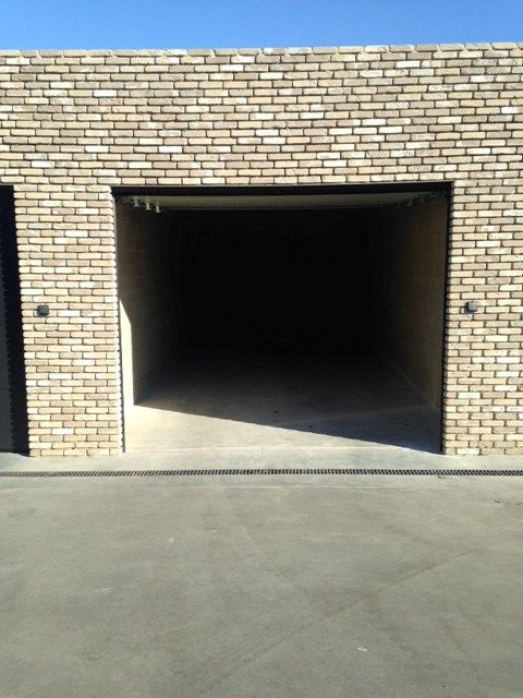 Ruime garagebox te huur in het centrum van Ieper foto 2