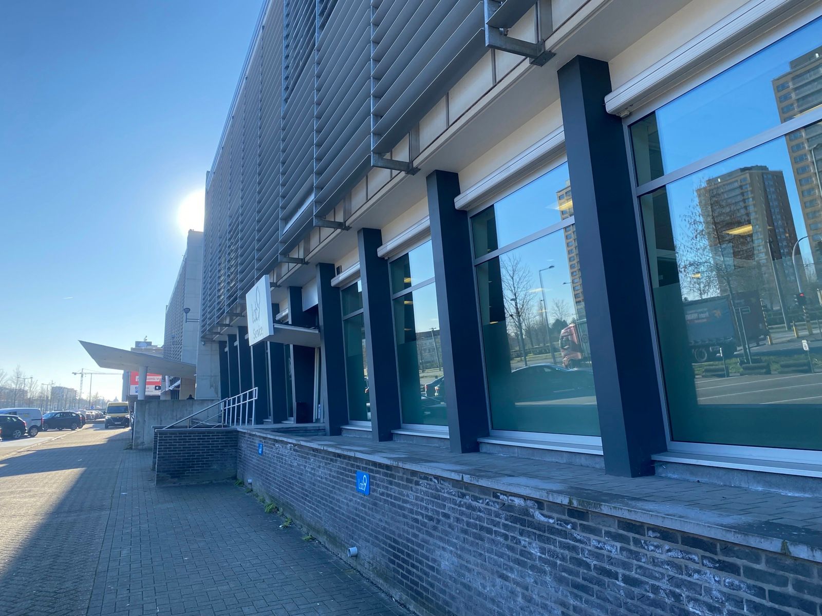 Ruime toonzaal met magazijn en parkeermogelijkheden te huur foto 14