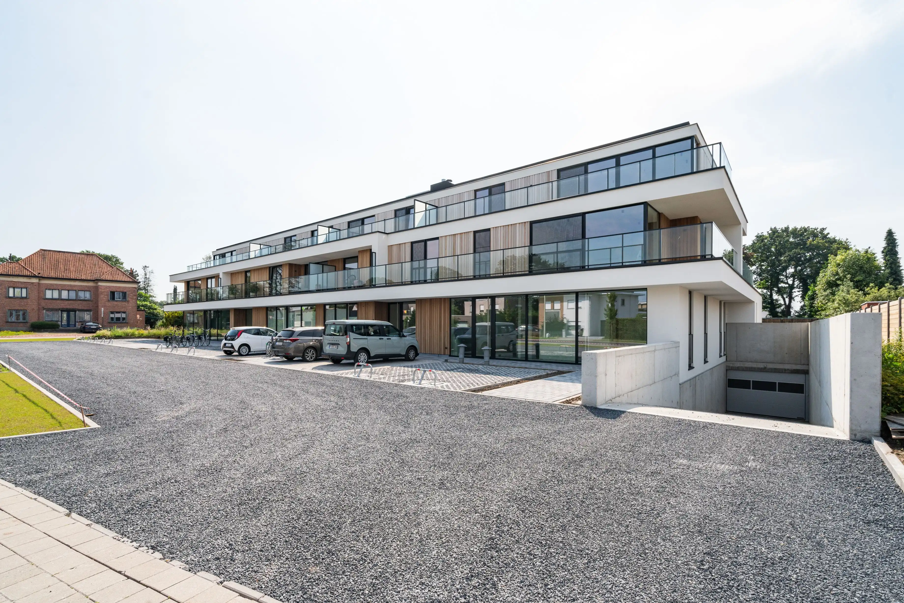 Twee staanplaatsen en dubbele garagebox in Evergem foto {{pictureIndex}}