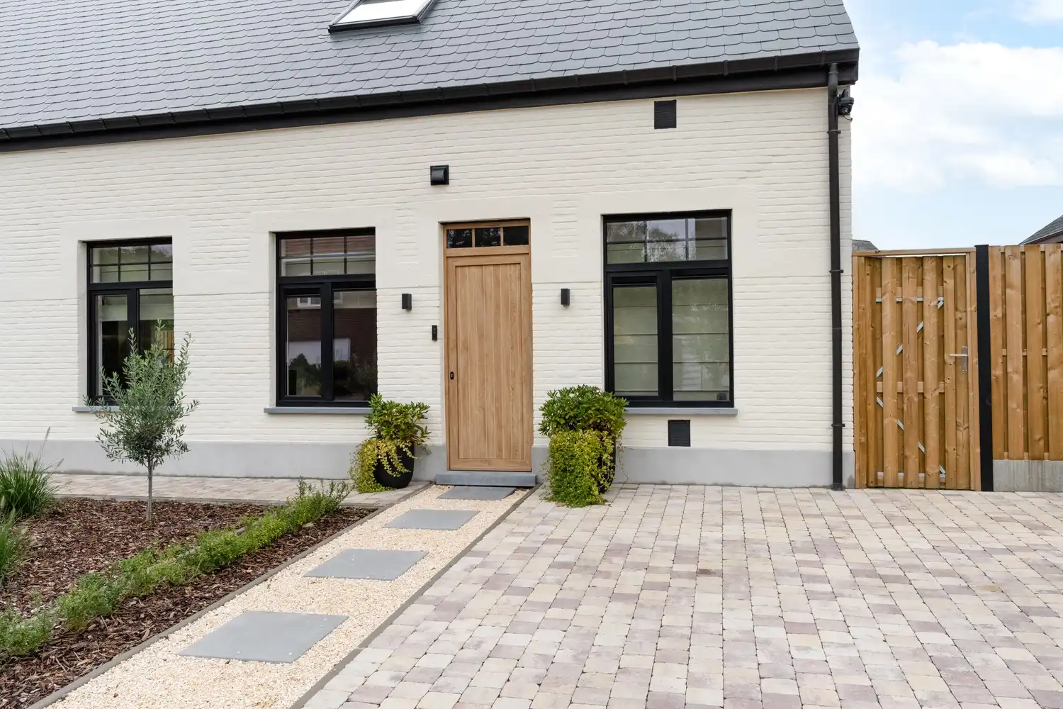 Prachtige villa te koop in Lommel - 4 slaapkamers, 2 badkamers, garage en ruime tuin op 566 m², volledig gerenoveerd in 2025! foto 2