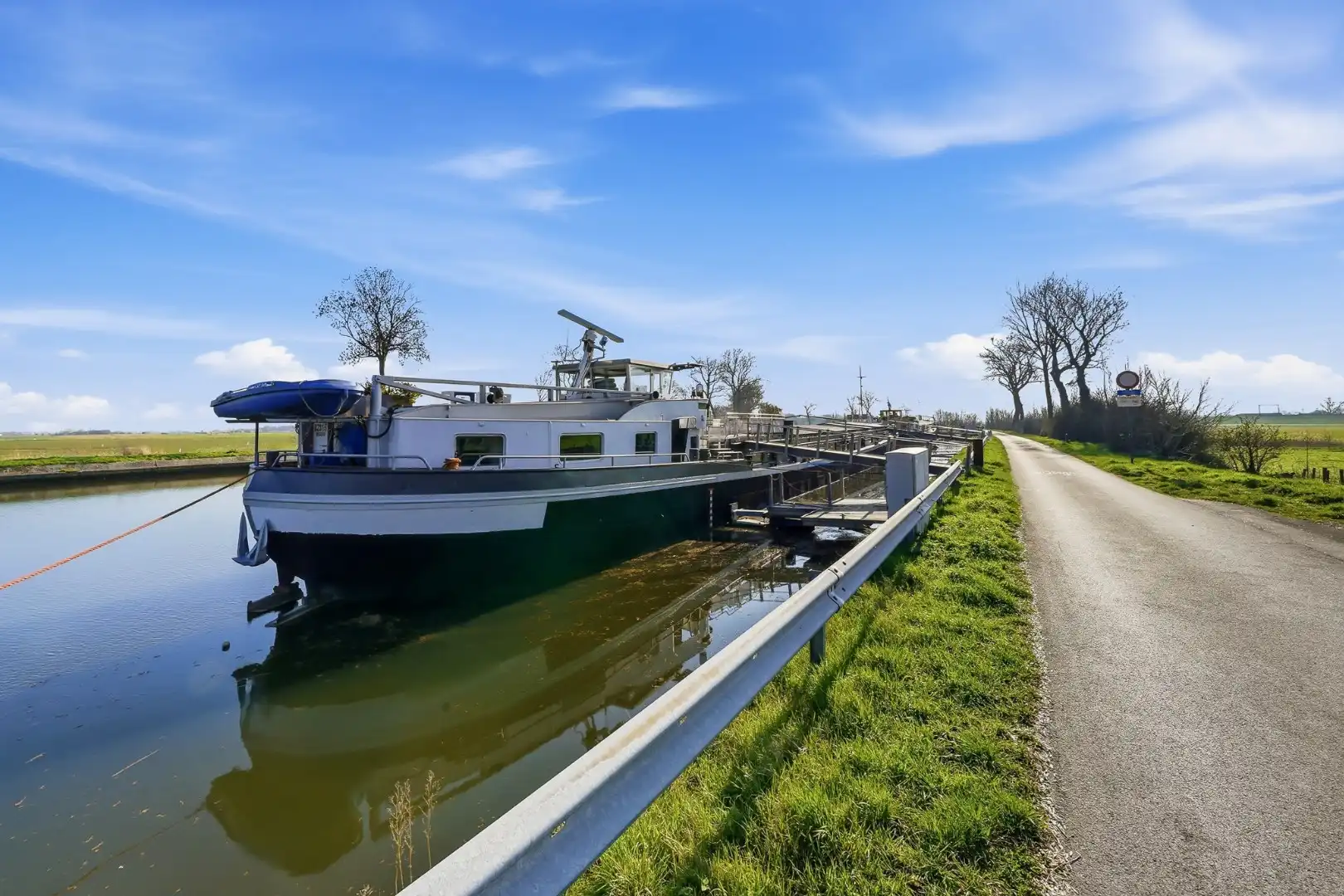 Unieke woonboot met B&B en vergunde ligplaats in Plassendale foto 4