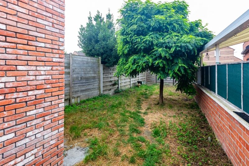 Woning met 2 slaapkamers, tuin, garage en garage- uitweg achteraan (extra parkeerplaats). Energielabel D (bijna C) foto 4
