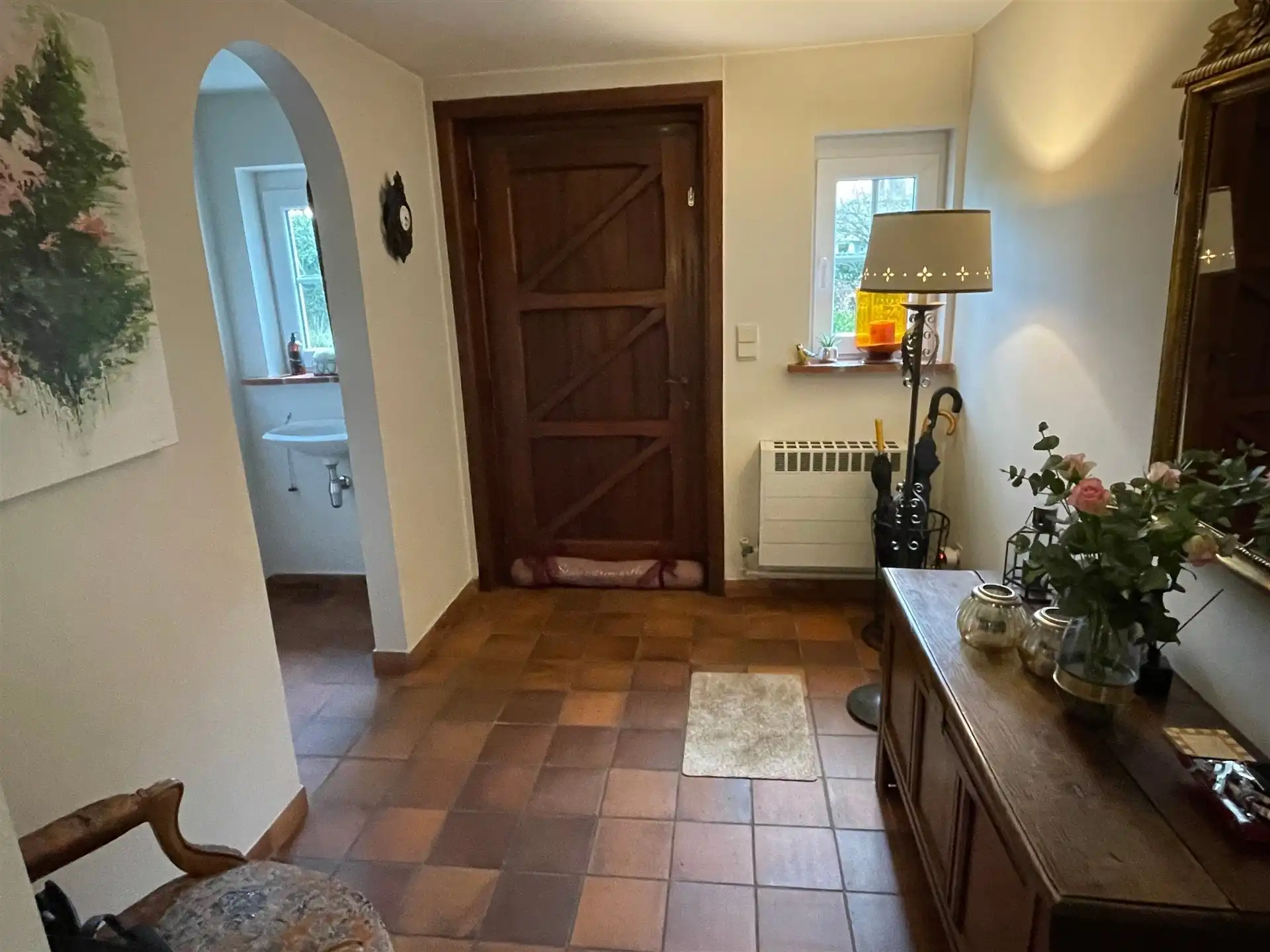 Prachtig midden in het groen gelegen villa in landelijke stijl met tuin en garage. foto 3