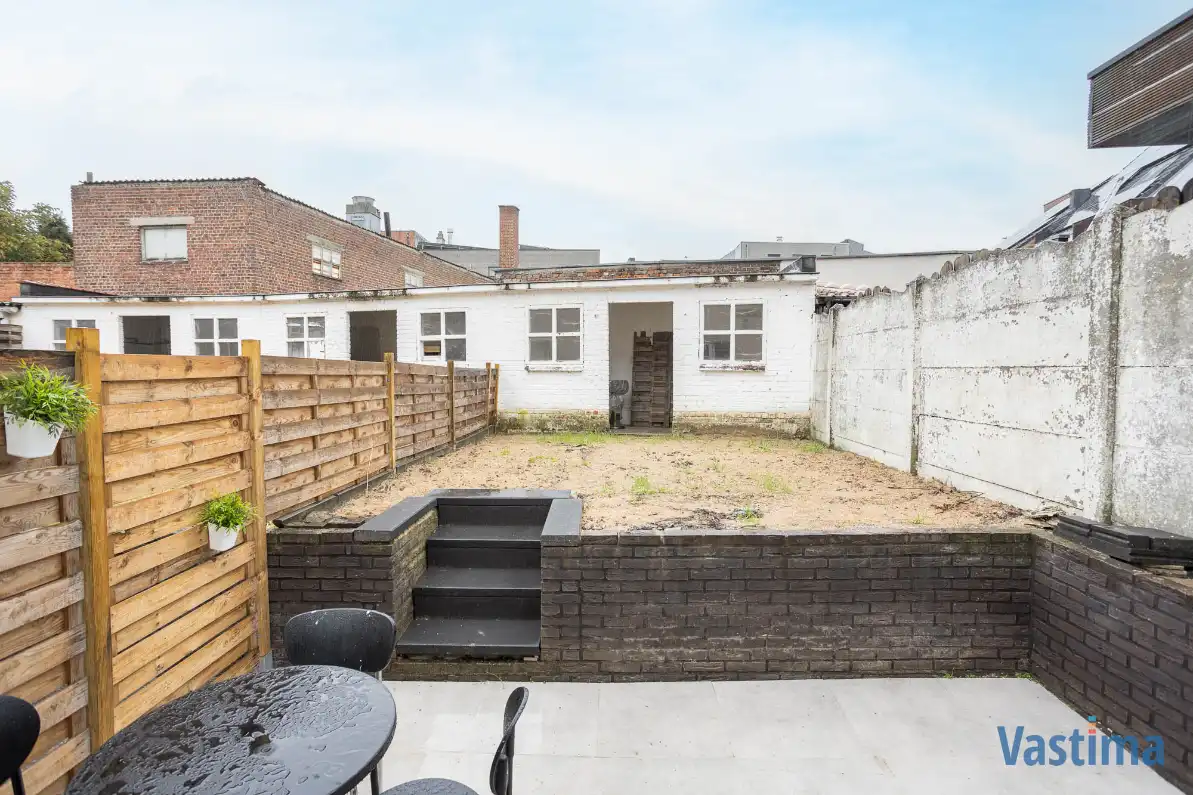 Woning in de stadsrand met 2 slaapkamers, dressing en tuin foto 19