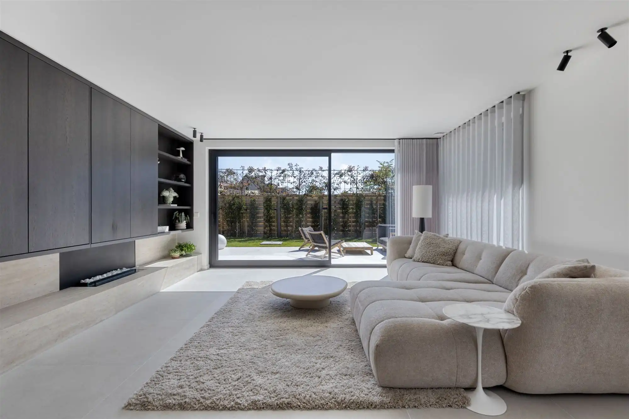 Luxueus gelijkvloers appartement met tuin, garage en oprit foto 11