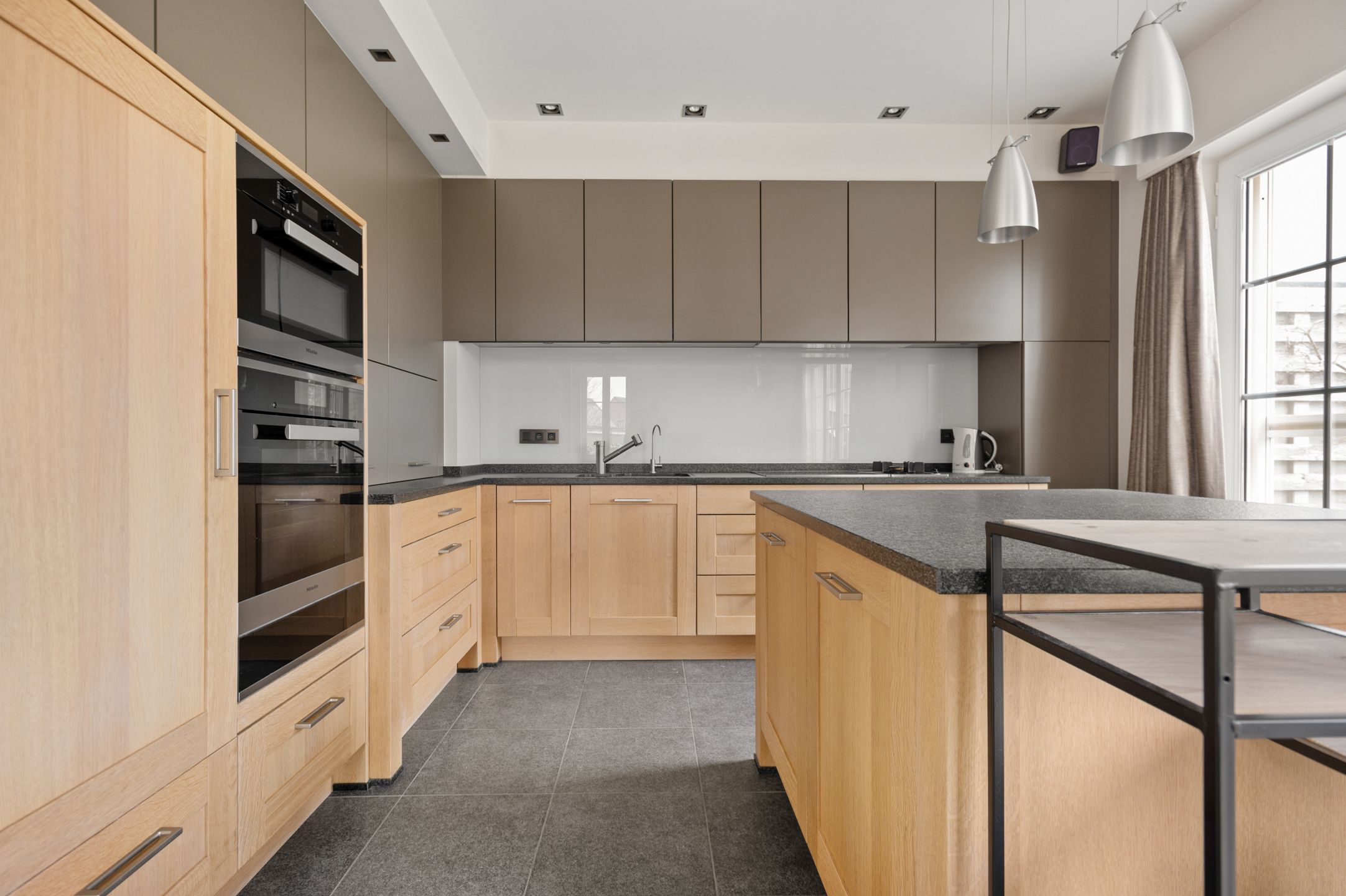Duplexappartement met groot terras, zolder & 2 staanplaatsen foto 11