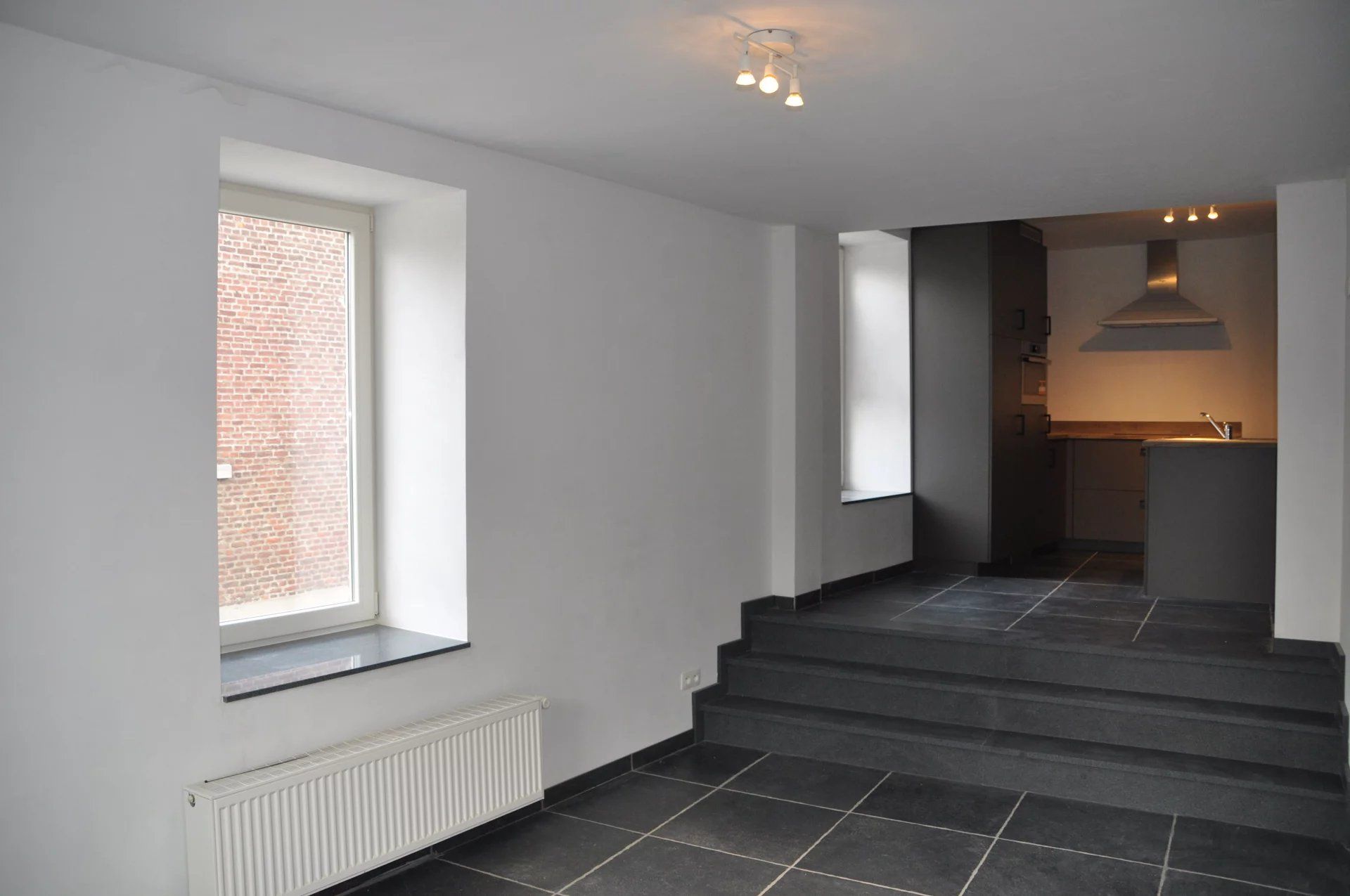 LANDELIJKE EN GEZELLIGE WONING MET 3 SLPK EN LEUKE ONDERHOUDSVRIENDELIJKE TUIN/TERRAS IN BILZEN (WALTWILDER) foto 2