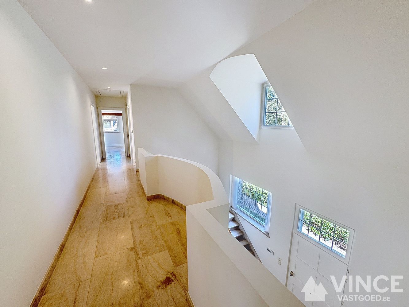 Prachtige villa in een rustige straat, omringd door groen foto 16