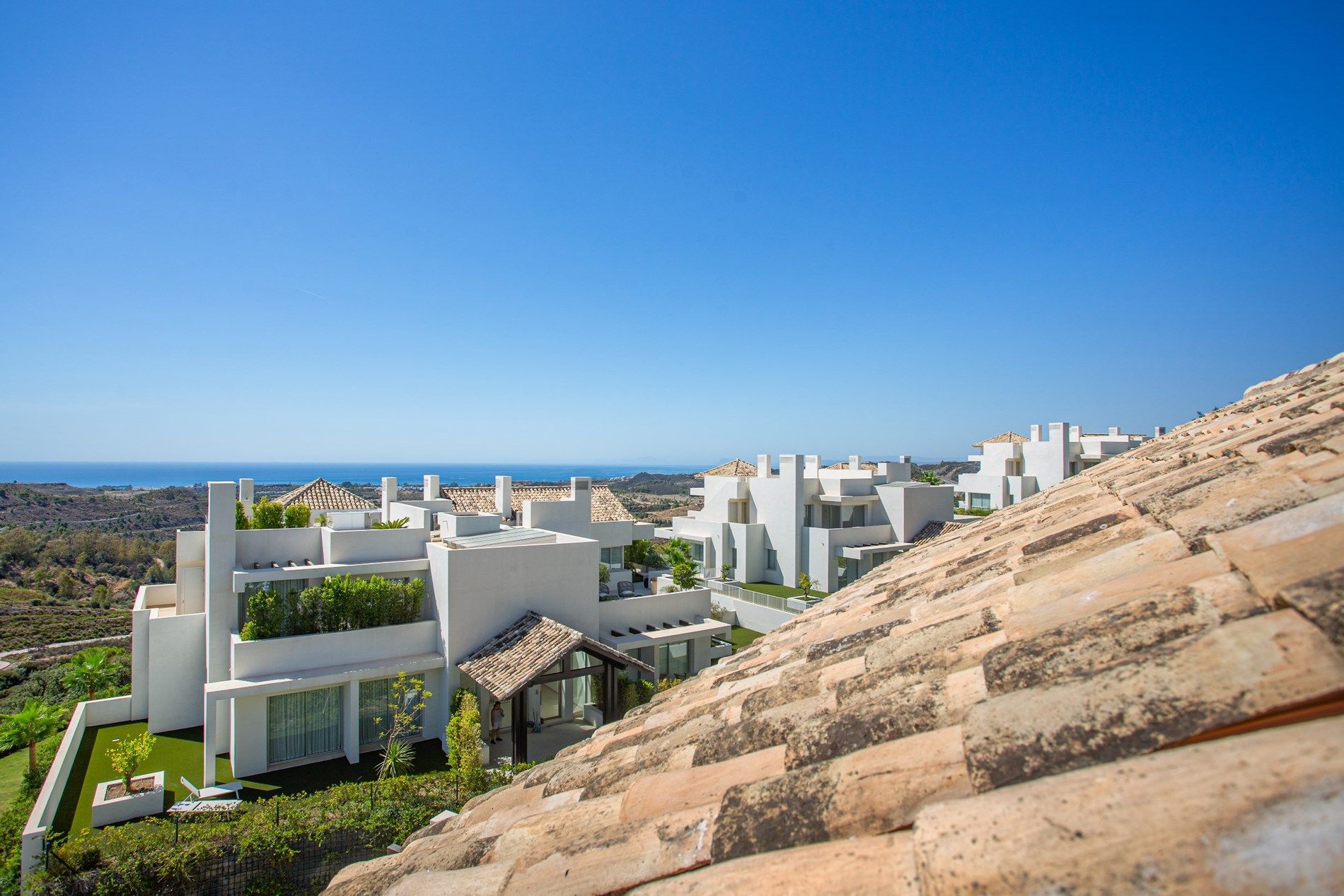 Marbella Club Hills - Prachtige instapklare penthouse met solarium, ruime woonkamer met volledig ingerichte keuken en biedt prachtig uitzicht op zee en het groe foto 24