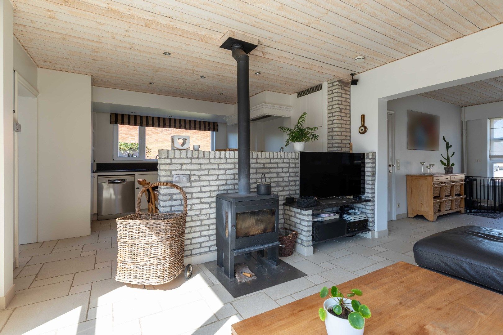 Vernieuwde energiezuinige alleenstaande woning met bijgebouwen  foto 6