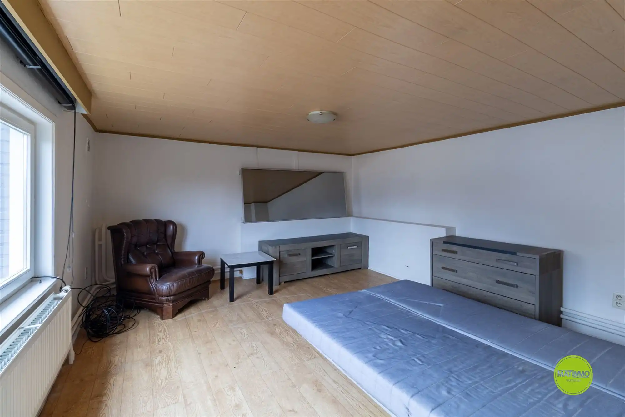 Ruim handelshuis met 4 slaapkamers én acherliggende grond foto 16