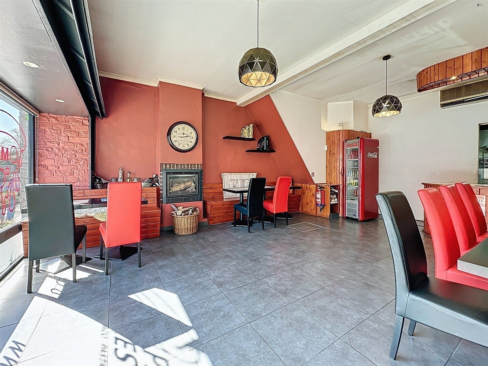 Commerciële ruimte/handelspand gelegen in hartje Belsele. foto 4