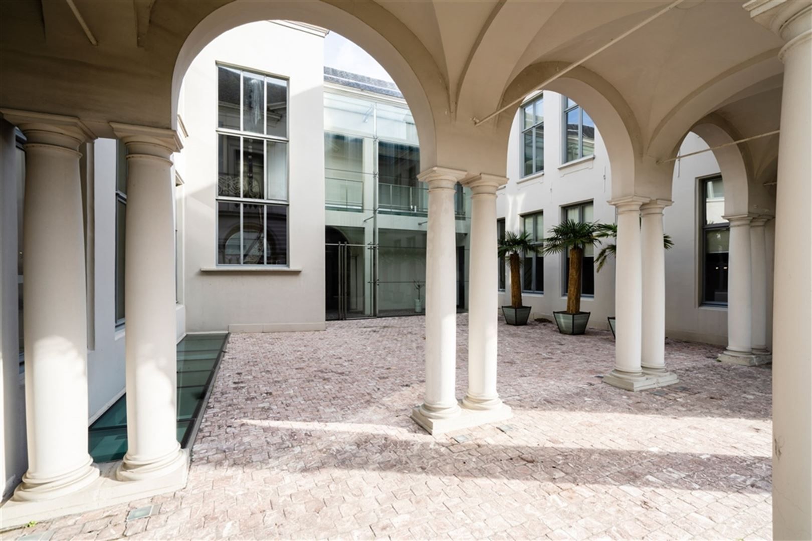 Karaktervolle kantoorruimte te huur in uniek Stadspaleis foto 14