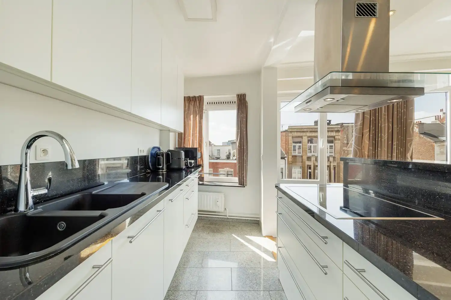 Ruim en lichtrijk 2-slpk appartement met terras en kelderberging in Borgerhout foto 5