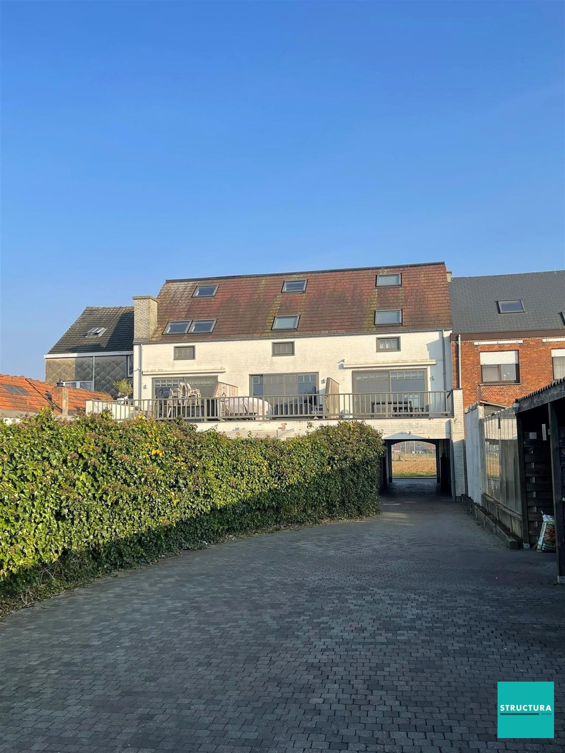 Gelijkvloers appartement met ruime tuin en twee carports foto {{pictureIndex}}