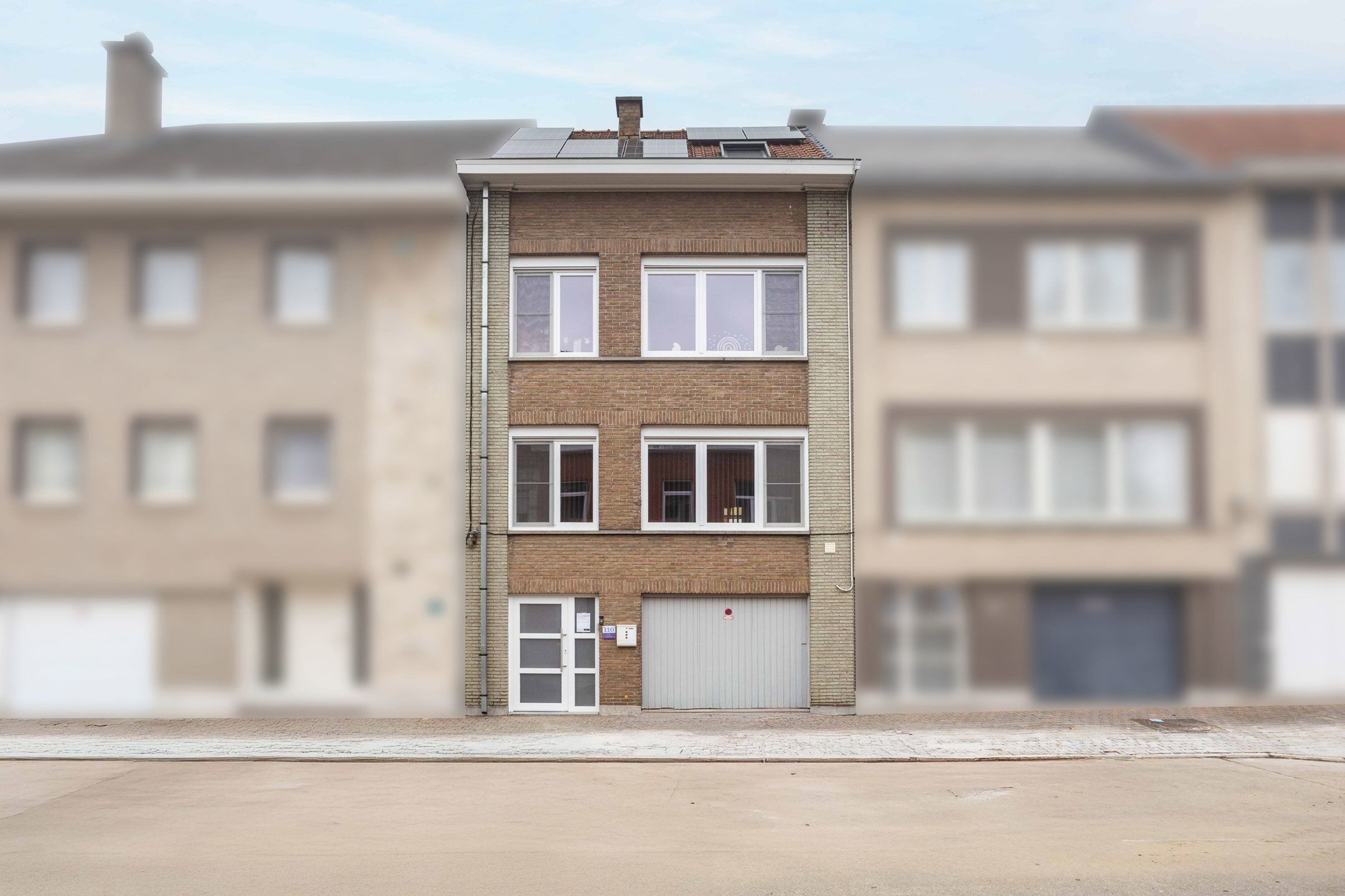 Goed gelegen, statige woning met garage & tuin!  foto {{pictureIndex}}