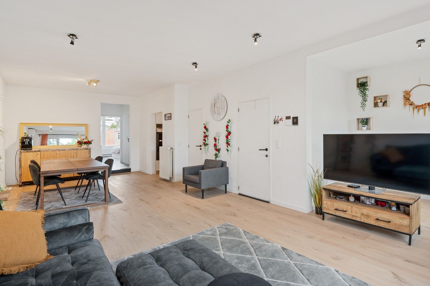 Instapklaar appartement met 2 slaapkamers in een doodlopende straat te Wijnegem! foto 5