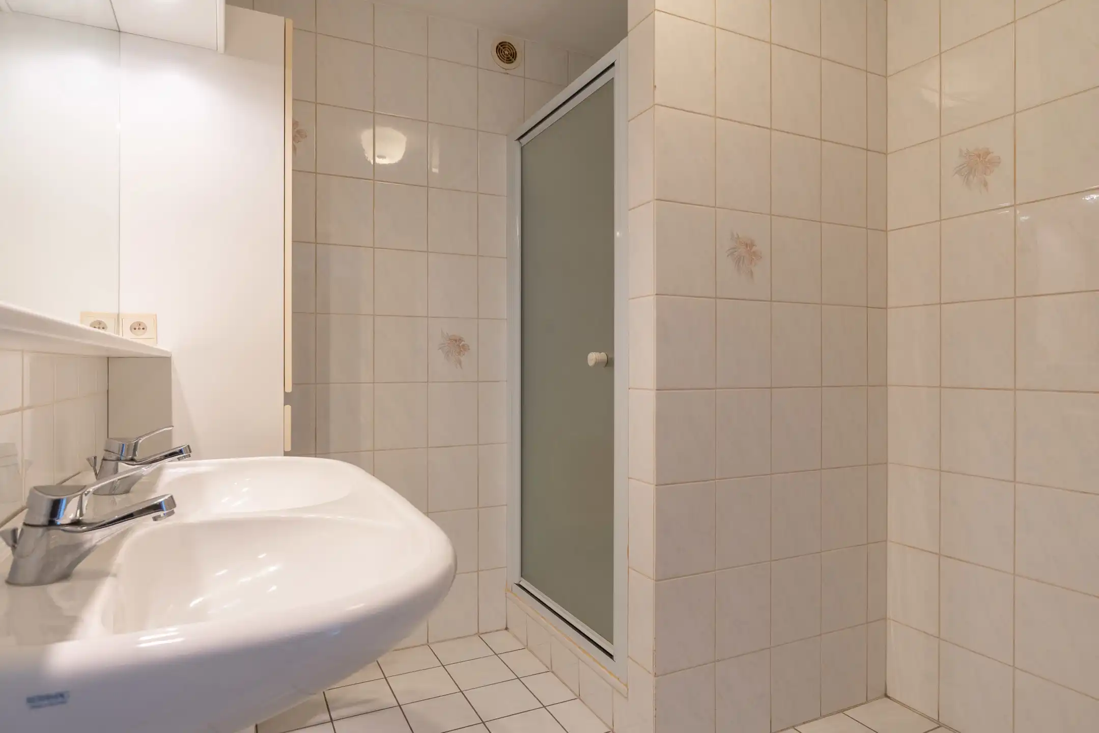 Goed onderhouden, gunstig gelegen 2 slpk app met garagebox. foto 12