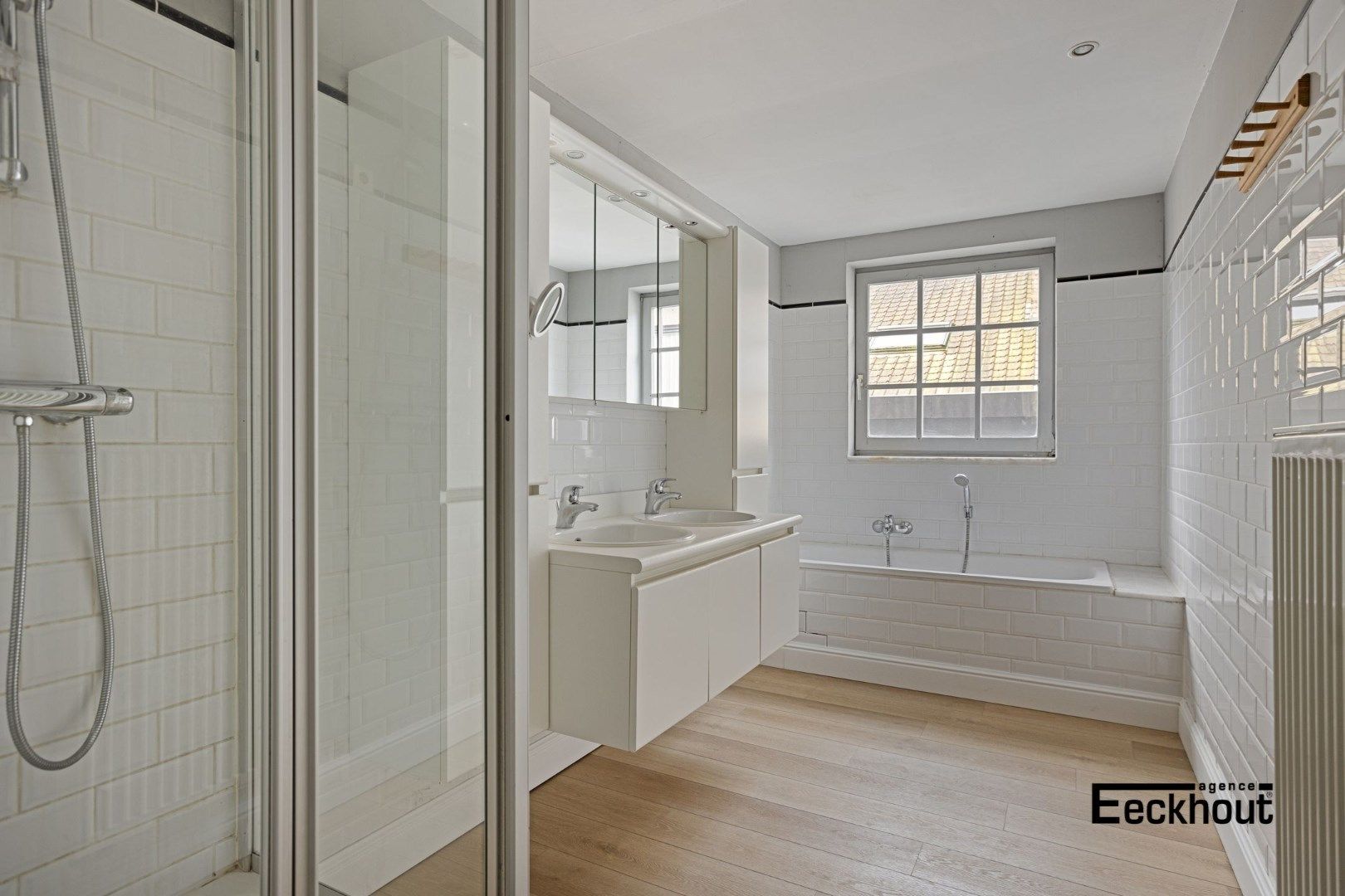 Uniek en ruim (351 m²) herenhuis met garages op topligging te Oostende ! foto 18