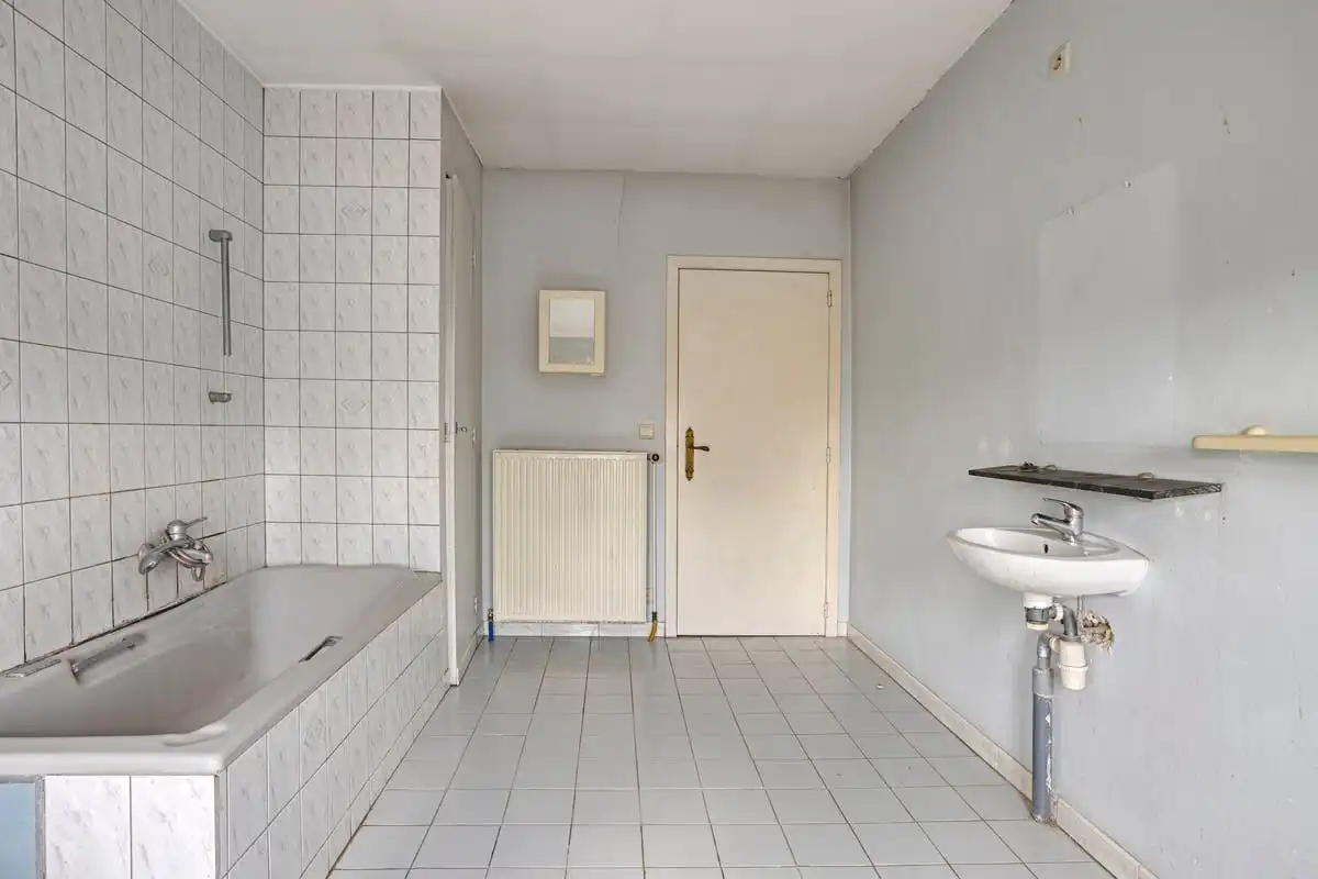 Ruime te renoveren gezinswoning op 588 m² te koop te Heule! foto 11