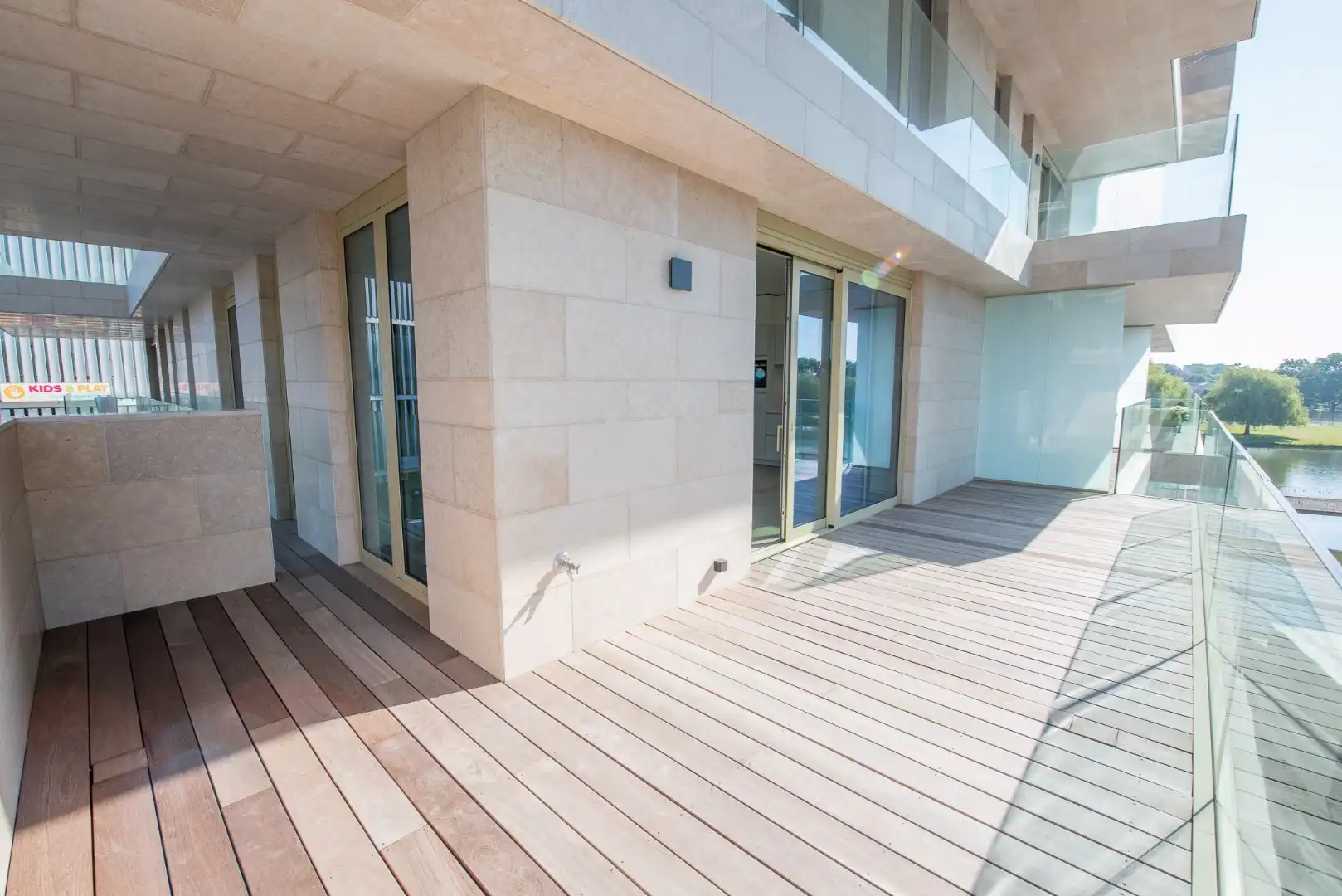 Prachtig BEN hoekappartement te huur in de gegeerde "Waterfront" residentie foto 14