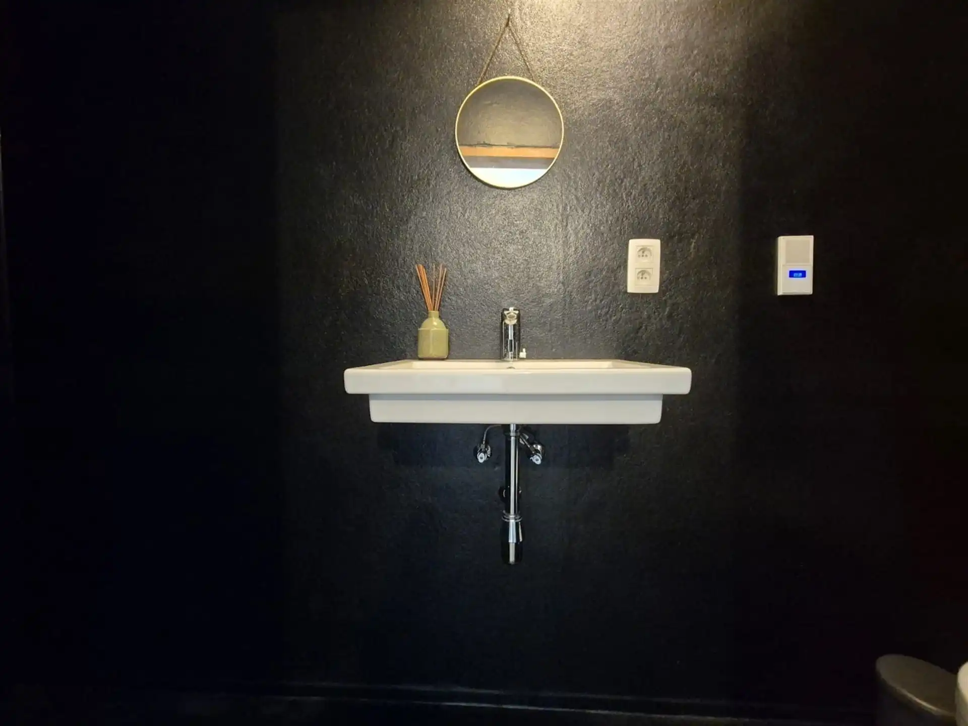 Gelijkvloerse kantoorruimte met kelder en terras. foto 21