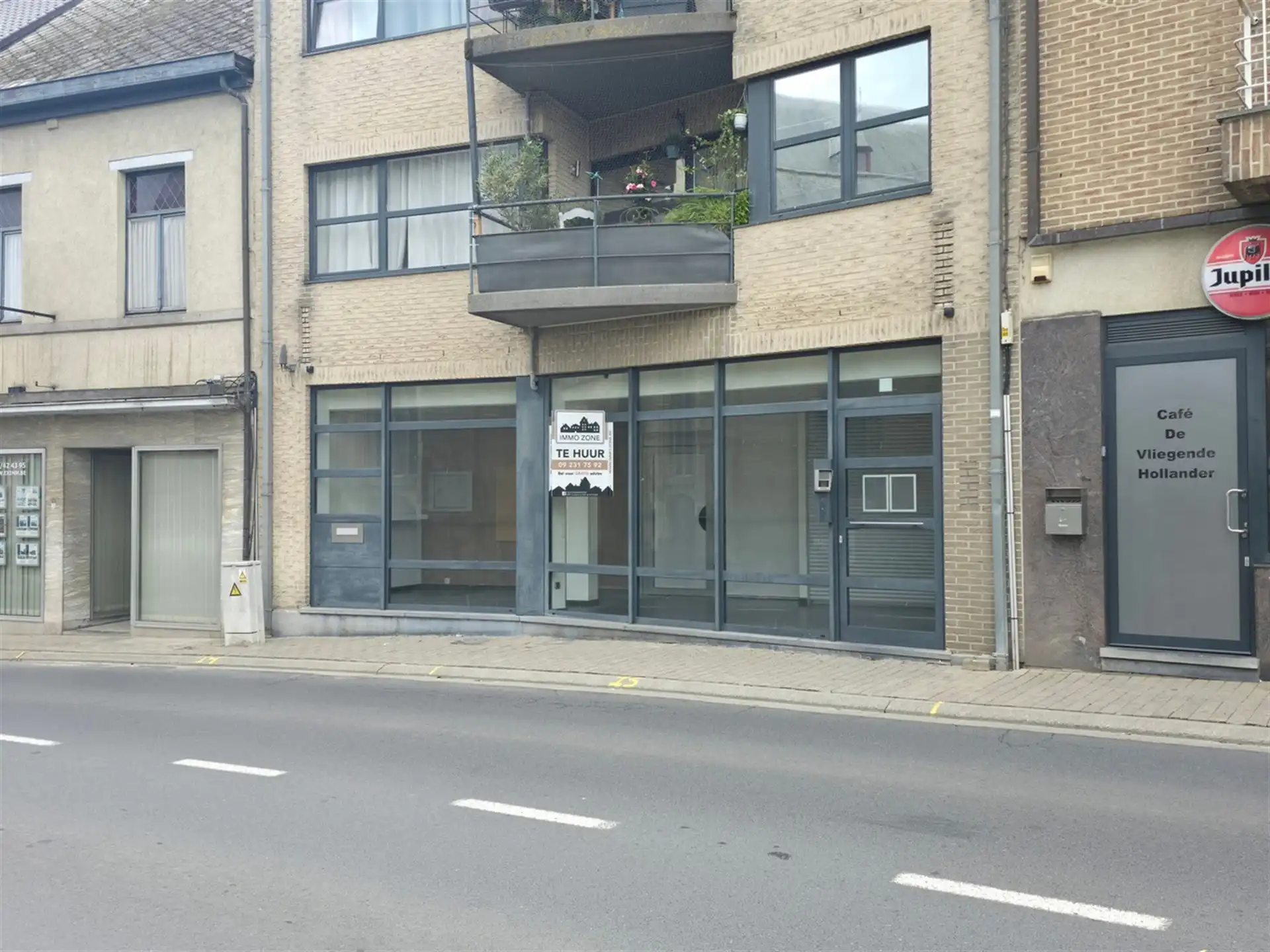 Handelspand/kantoor van 372m² in het hart van Denderhoutem foto {{pictureIndex}}