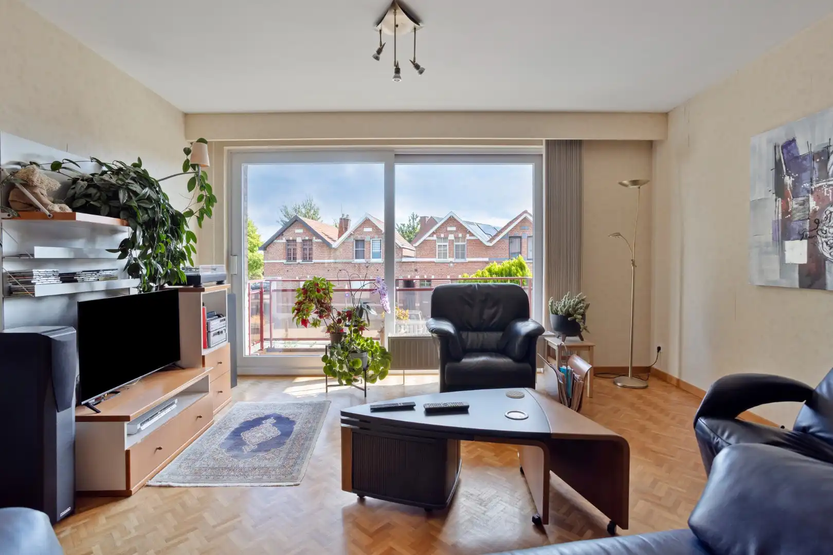 Ruim en goed onderhouden 2 slpk appartement met terras en garage foto 3