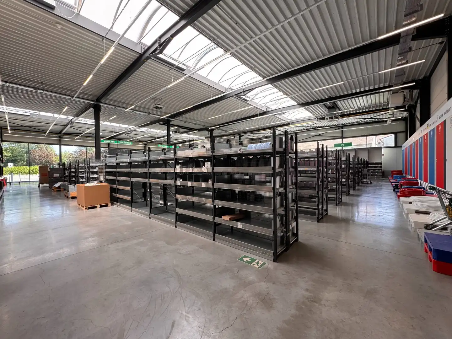 Nieuw en volledig uitgerust bedrijfsgebouw in Ieper foto 8