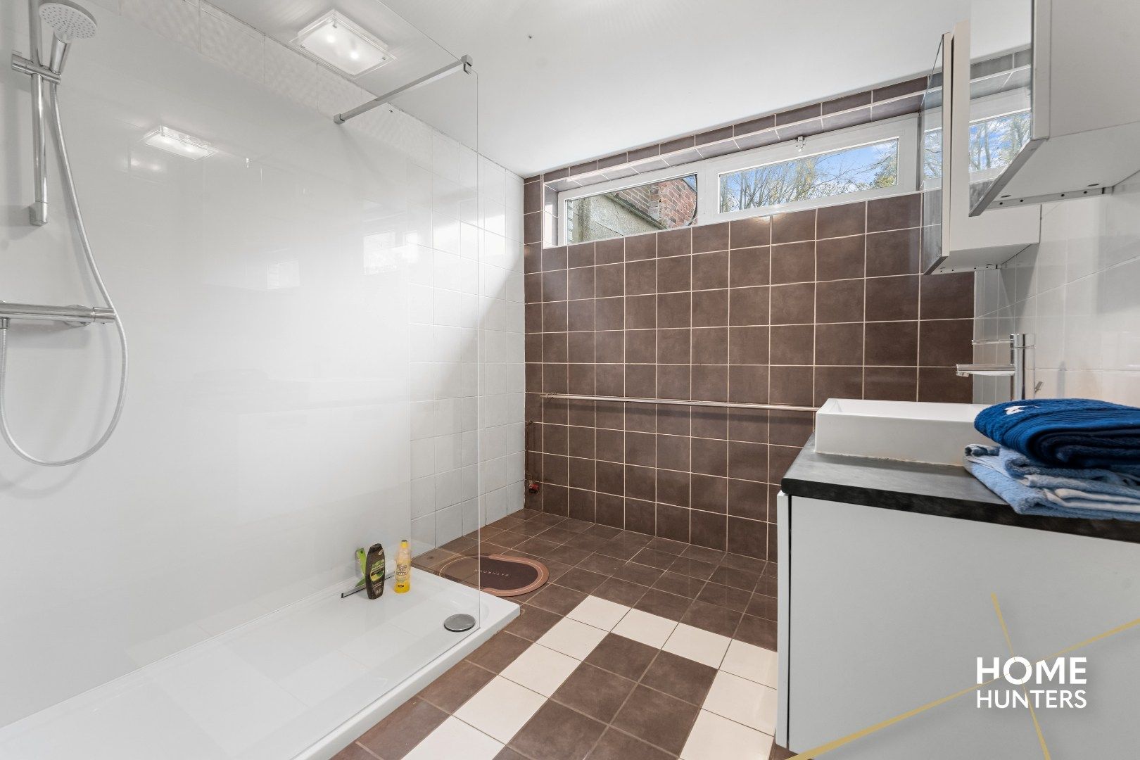 Charmante, op te frissen rijwoning met ruime tuin en 3 slaapkamers foto 12