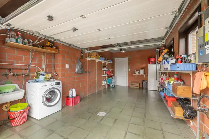 Prachtige alleenstaande instapklare woning met 5 slaapkamers inpandige garage, mooi terras en tuin TE KOOP in hartje Sint-Baafs-Vijve foto 25