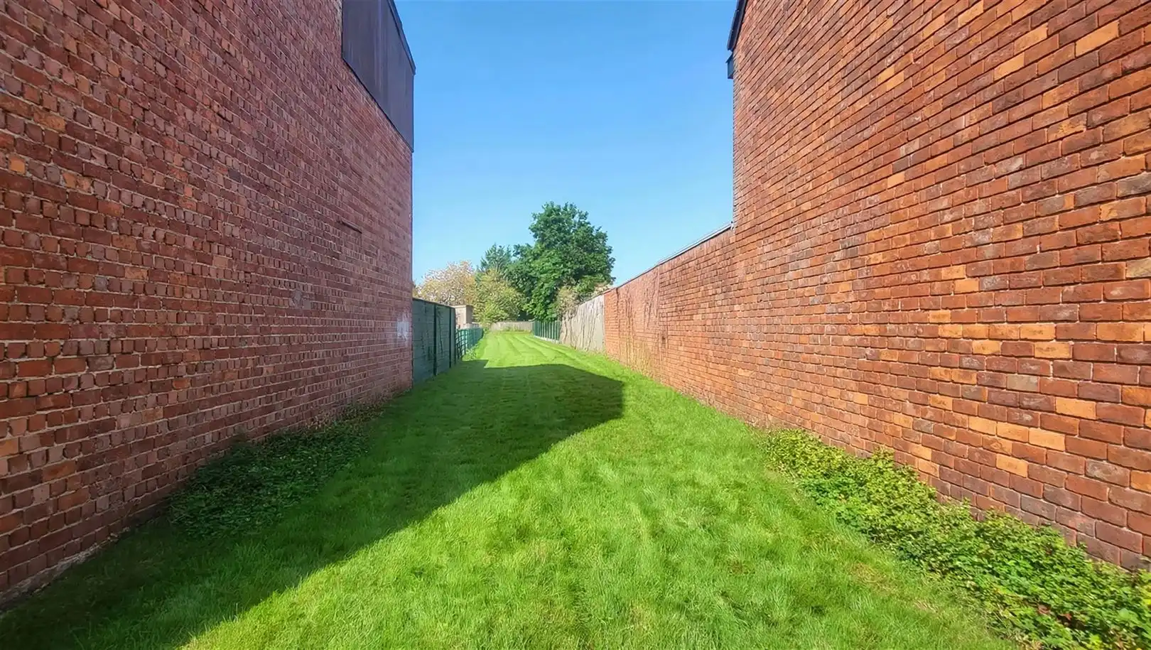 GOED GELEGEN BOUWGROND VAN 387 M² VOOR GESLOTEN BEBOUWING foto 2