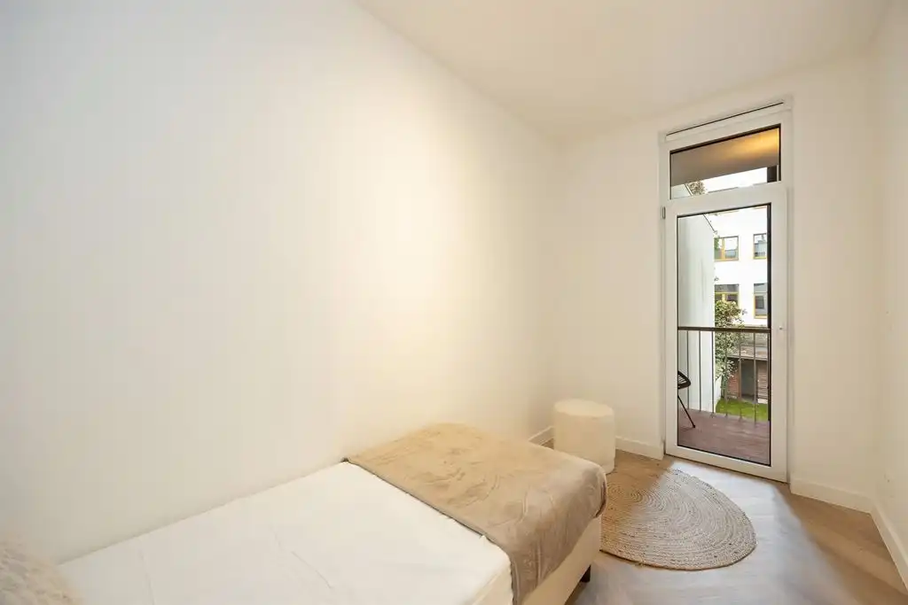 Gerenoveerd appartement met 2 slaapkamers foto 8