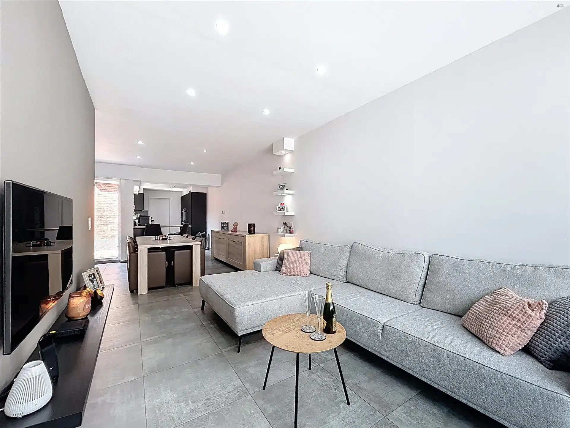 instapklare gezinswoning met 4 slaapkamers op toplocatie foto {{pictureIndex}}