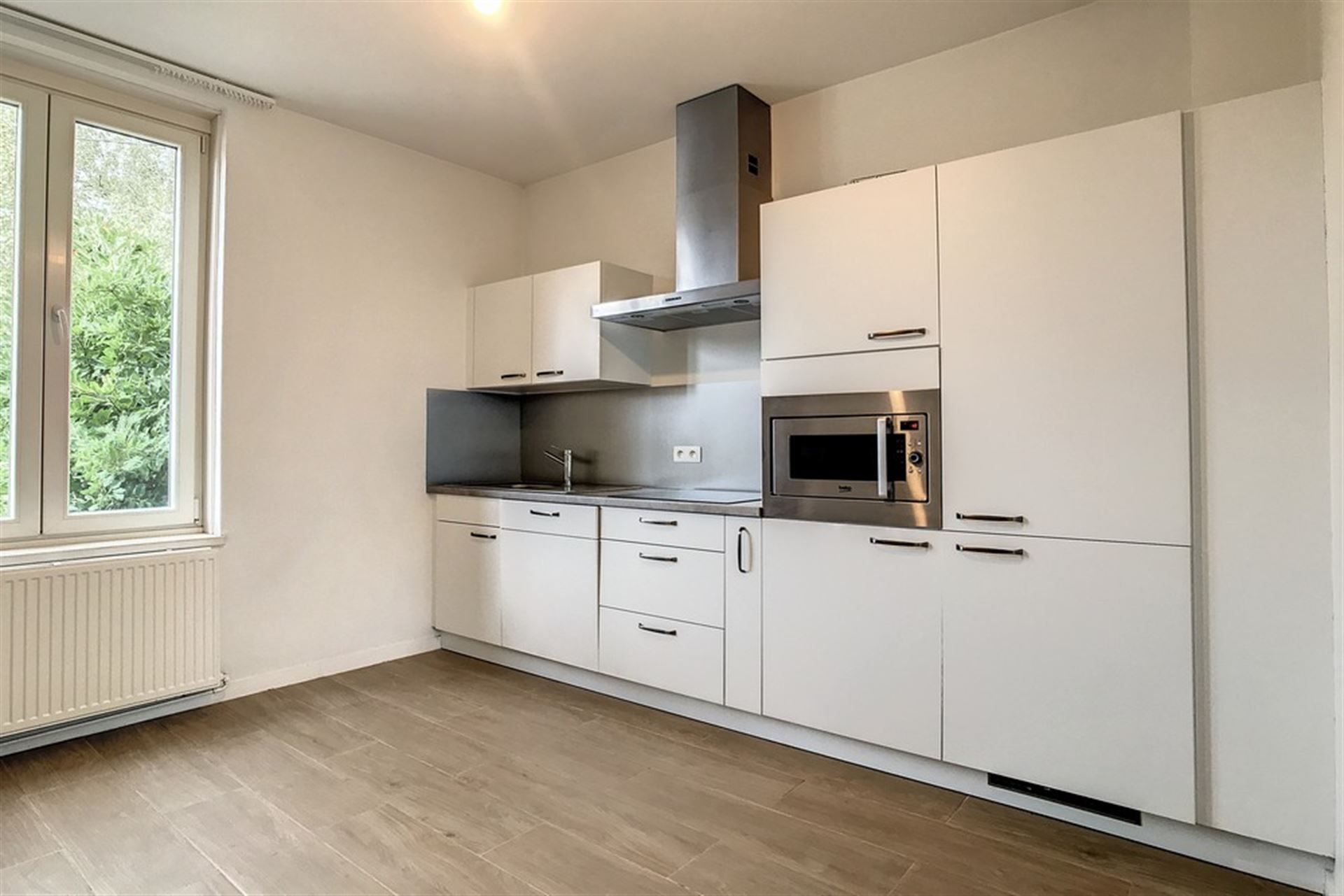 Volledig gerenoveerde woning met tuin foto 17