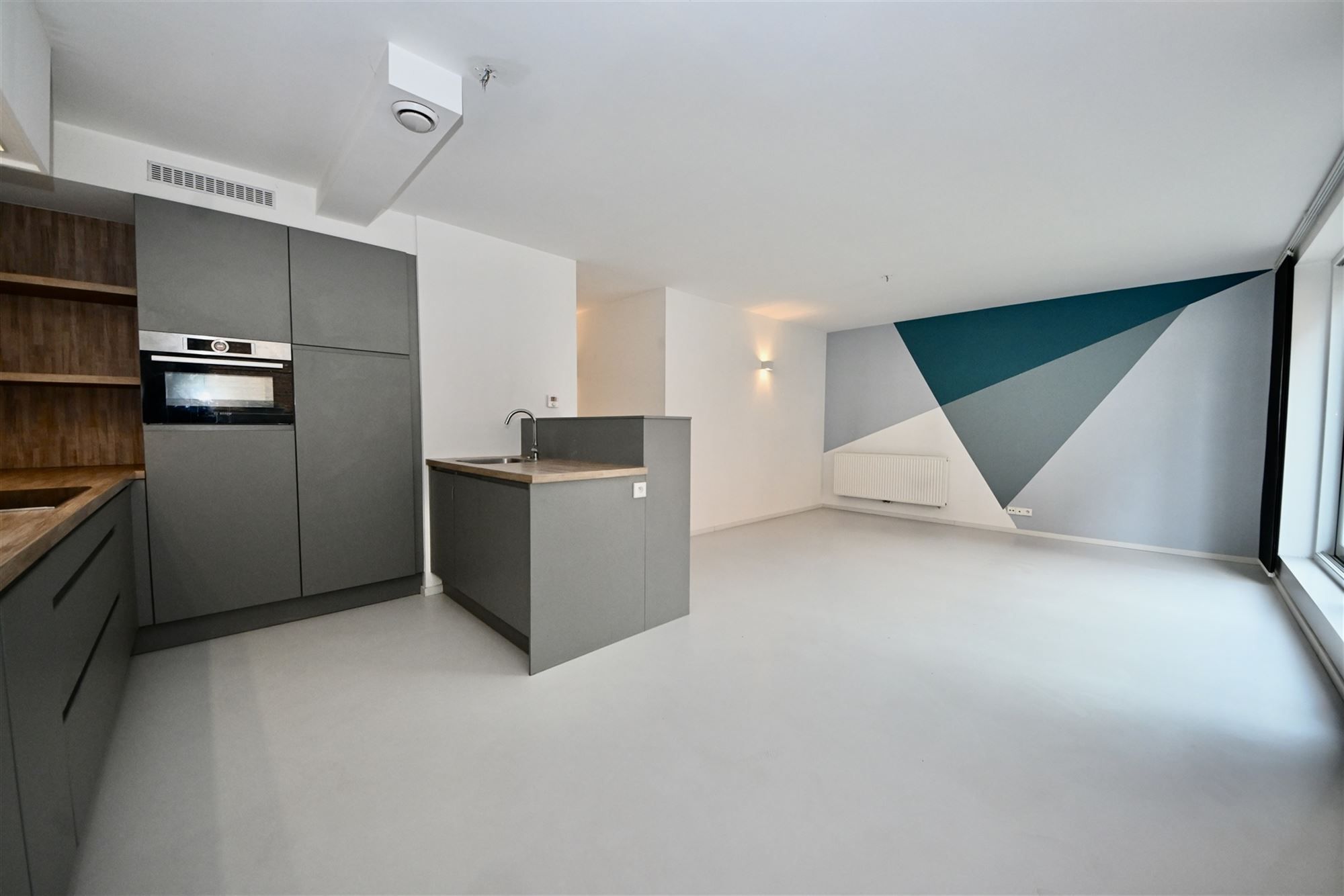 Appartement met 2 slaapkamers, terras en staanplaats.  foto 6