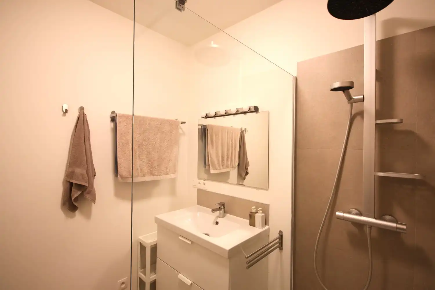 Modern vernieuwd gelijkvloers appartement met 1 slaapkamer en ruime tuin foto 11
