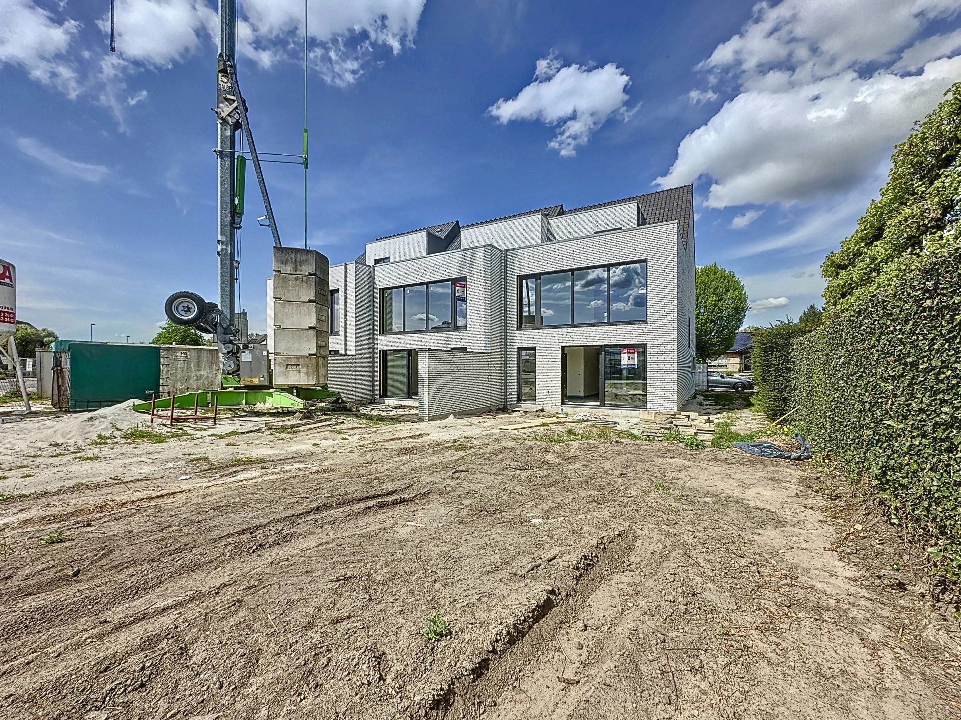 3 geschakelde woningen met tuin. Luxe afwerking! foto 2