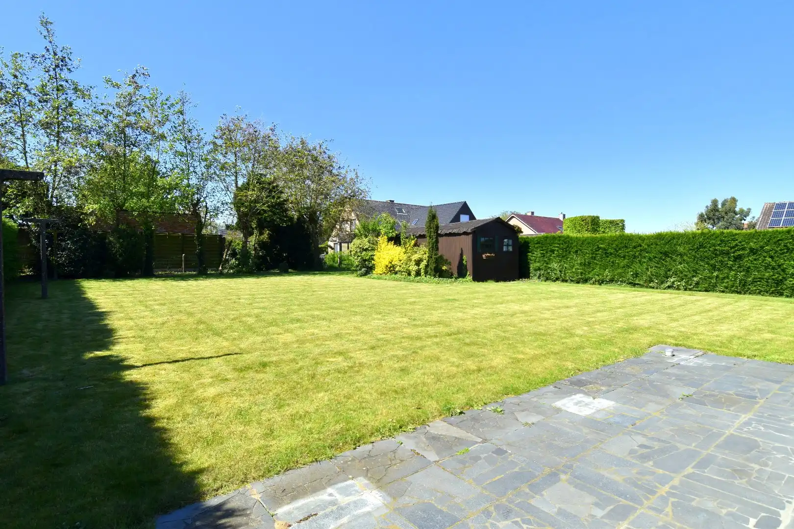 Ruime alleenstaande woning met 2 slaapkamers (mogelijkheid tot meer!), garage en zonnige tuin te koop in Gullegem foto 3