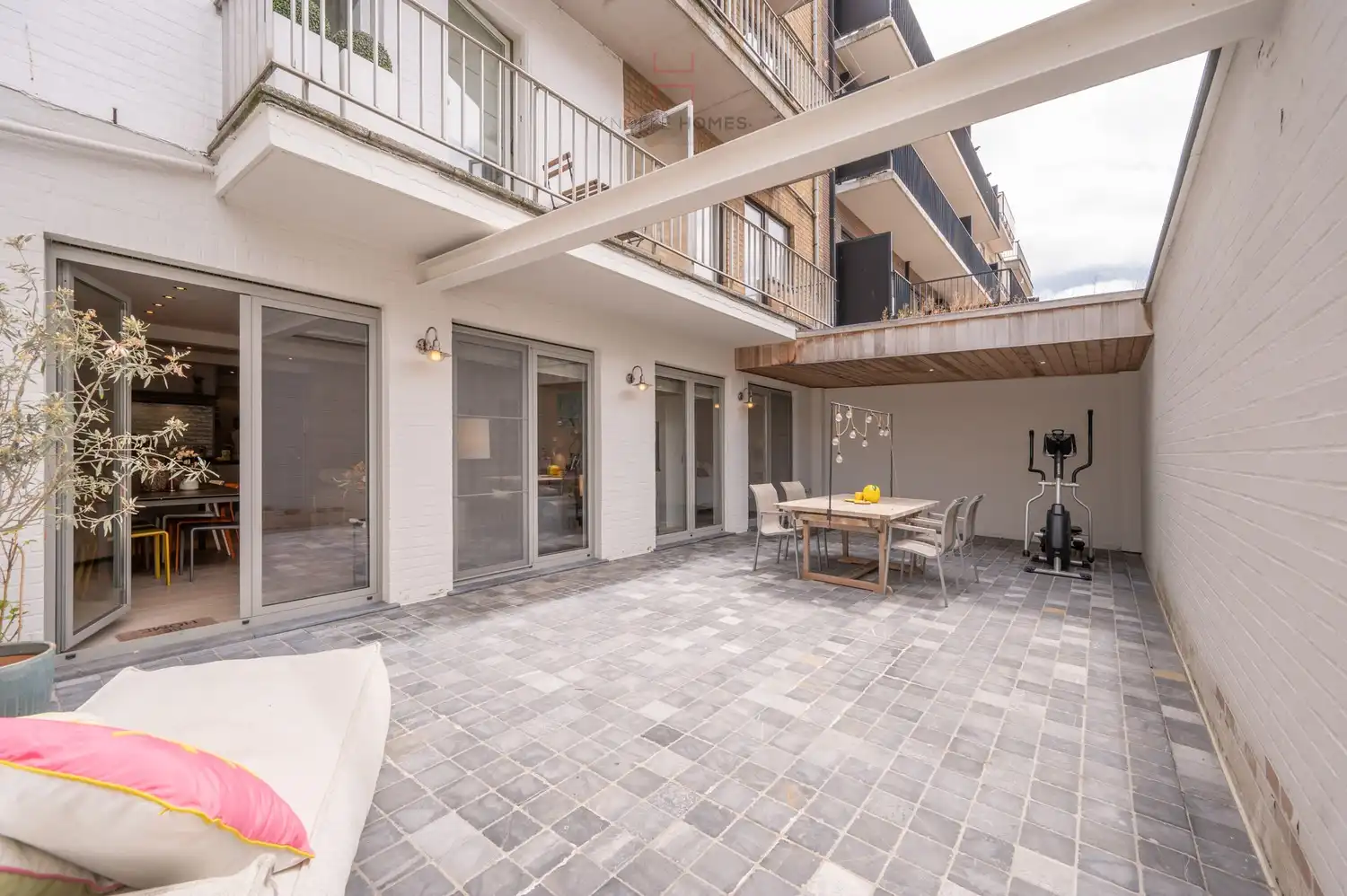 Zeer ruim en verzorgd appartement met vier slaapkamers en een praktische inpandige garage. foto {{pictureIndex}}