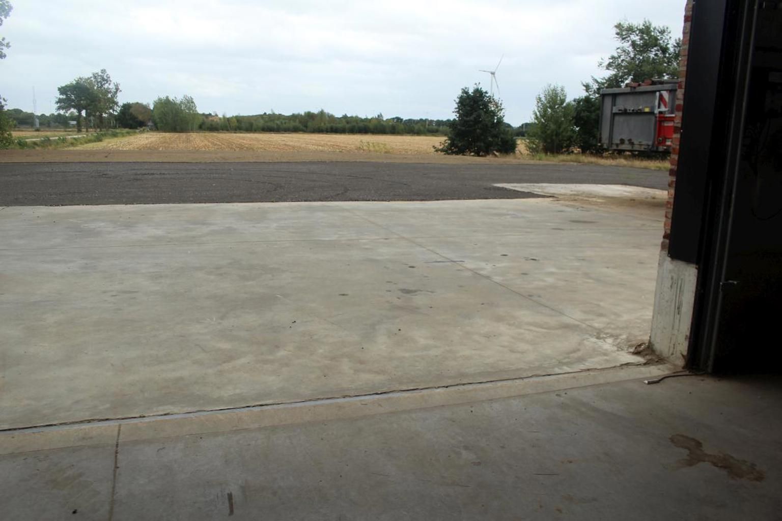 Opslagloods met buitenplein foto 11