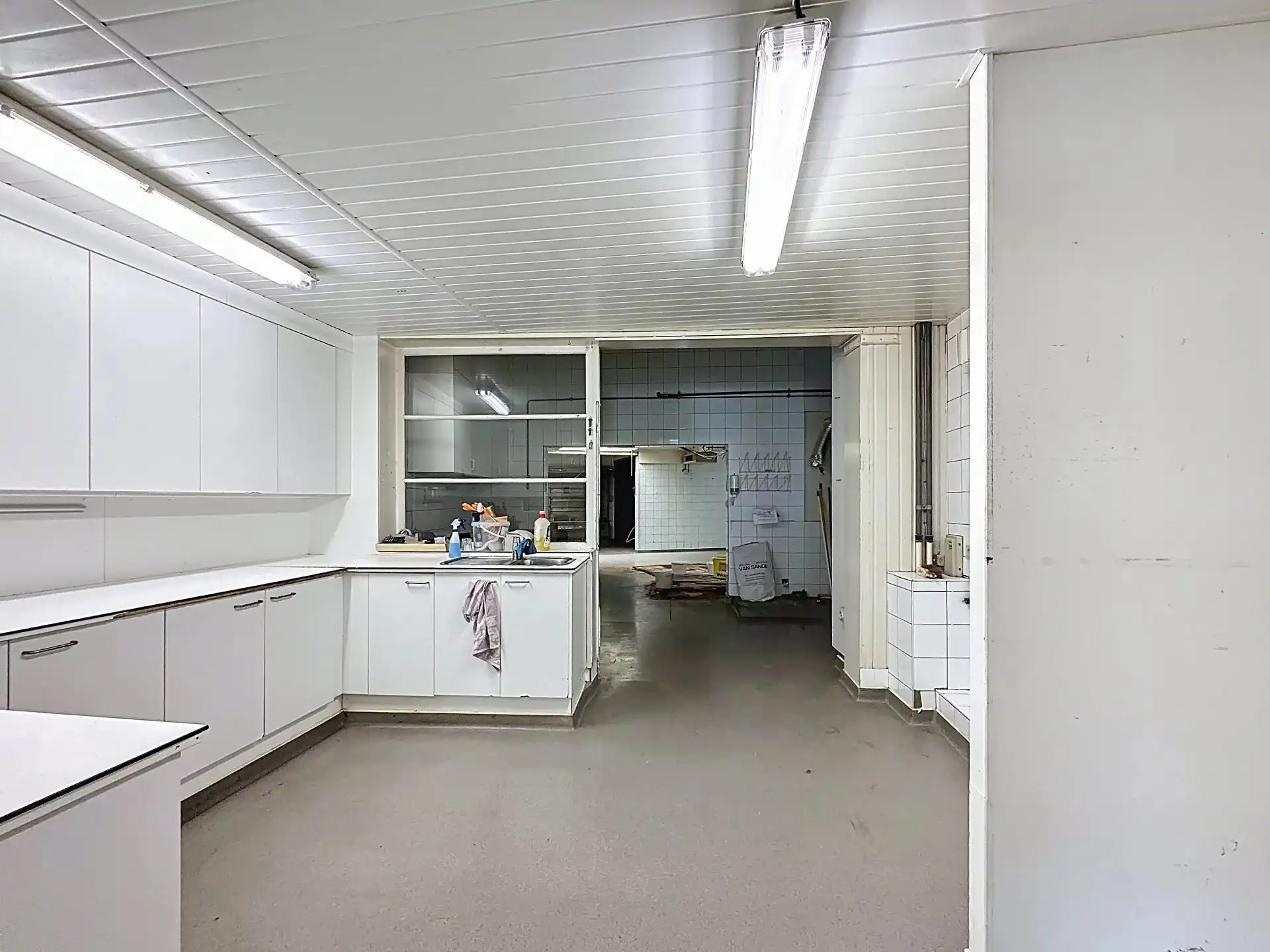 Handelspand met magazijn en bovengelegen appartement. foto 5