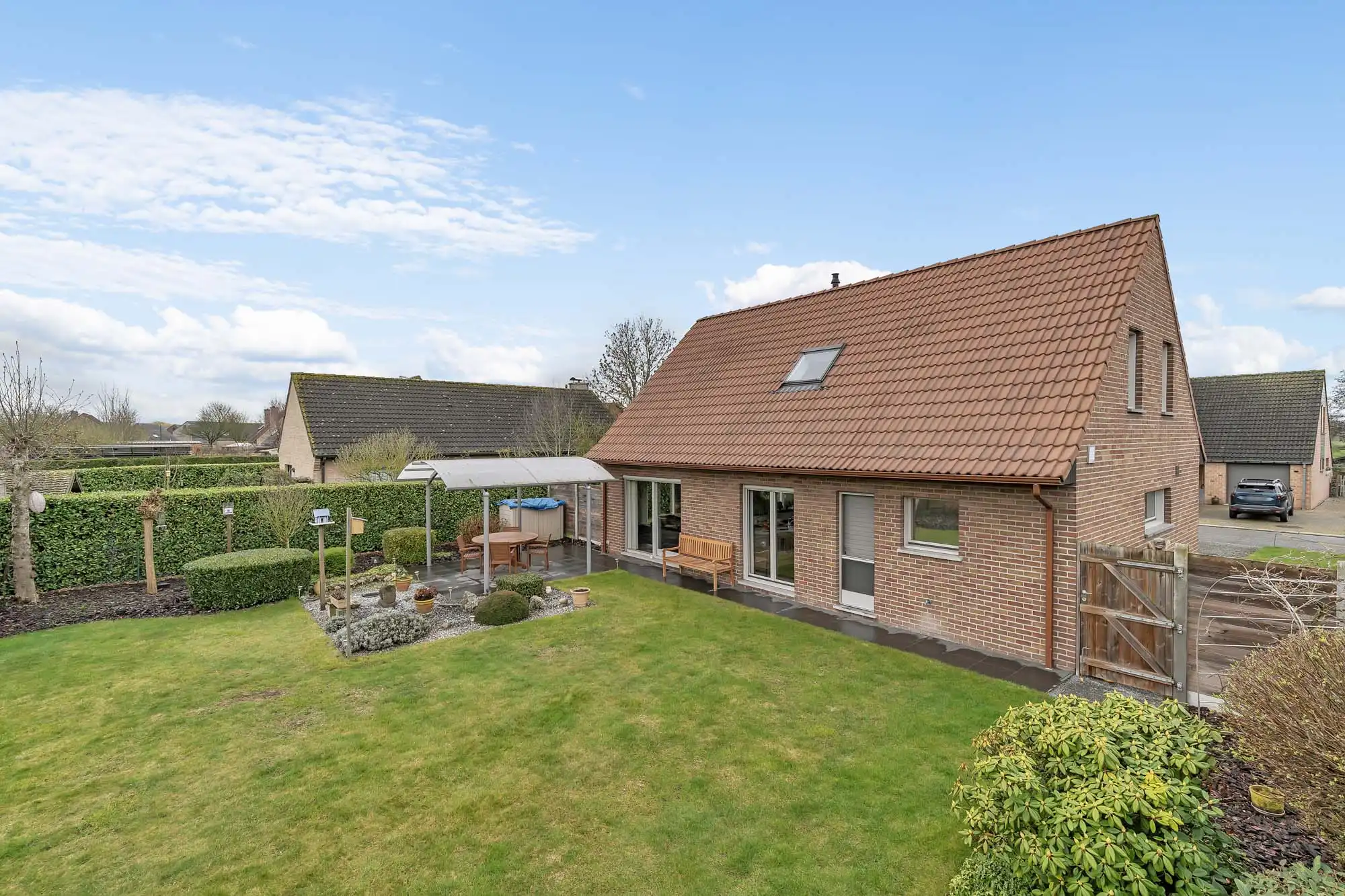 Open bebouwing met tuin, zonnepanelen en garage foto 21